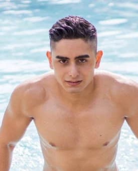 Miguel Arévalo en una piscina