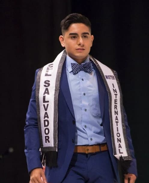 Miguel Arévalo, Mister International El Salvador 2017, en el escenario con la banda de Mister International El Salvador