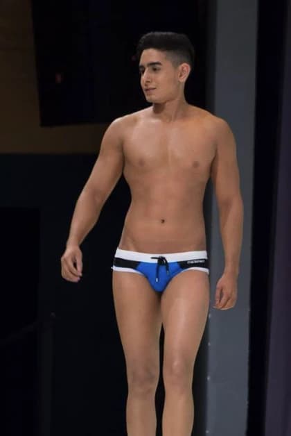 Miguel Arévalo en el escenario en traje de baño