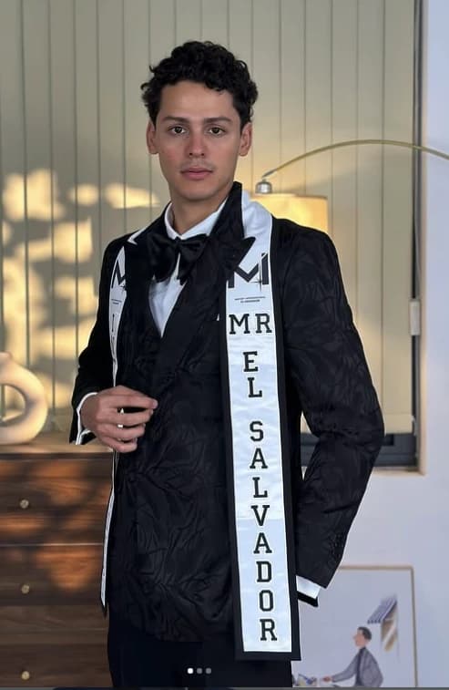 Josué Molina en traje de baño
