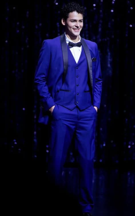 Josué Molina con traje blanco cruzado