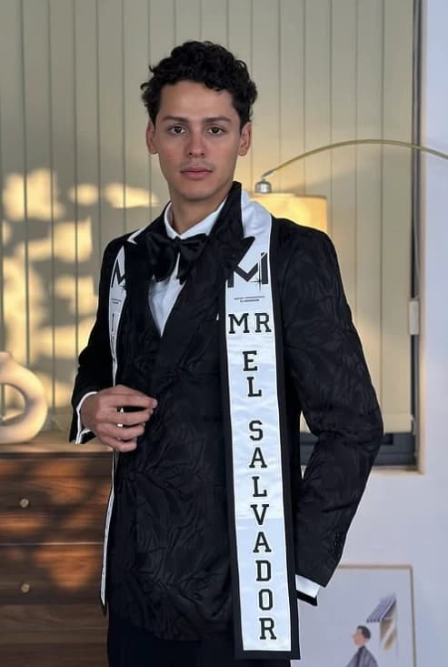 Josué Molina, Mister International El Salvador 2024, con la banda de Mr El Salvador
