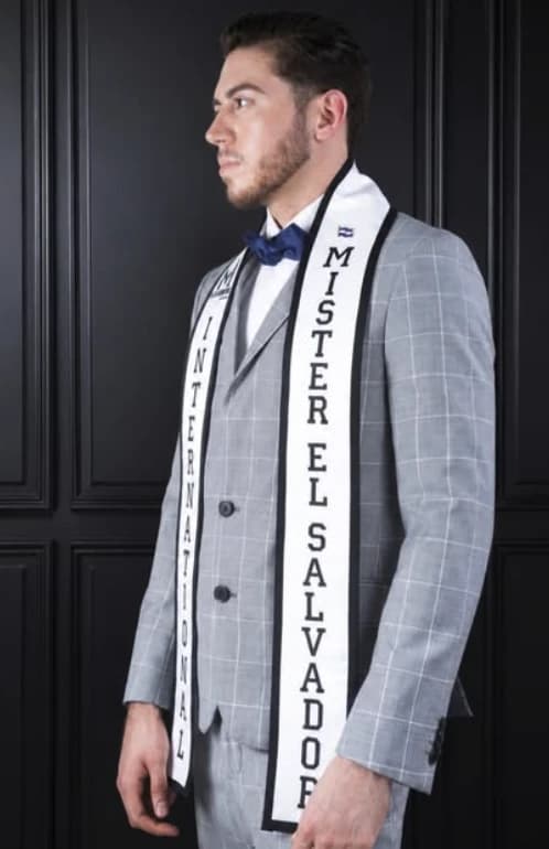 Josué Portillo, Mister International El Salvador 2025, con la banda de Mister El Salvador
