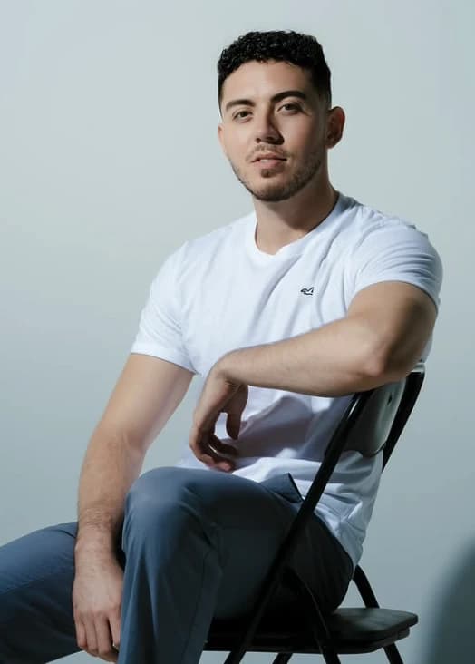 Josué Portillo en un retrato de estudio