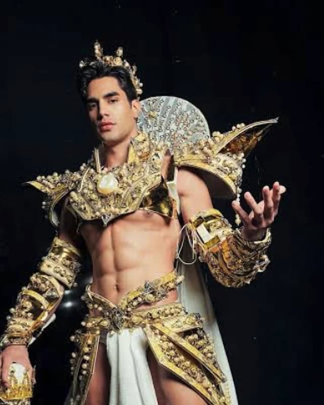 Kirk Bondad, Mister International 2025, con su traje típico